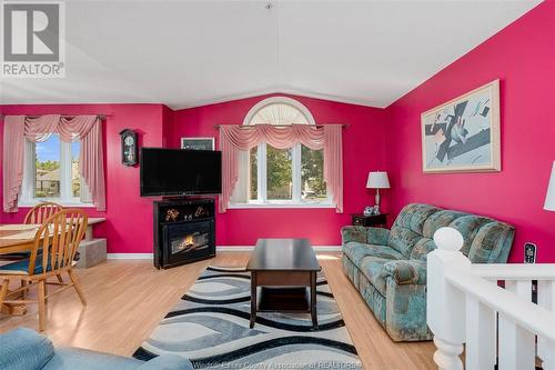 3946 Acorn Crescent, Windsor, ON - Indoor Photo Showing Living Room