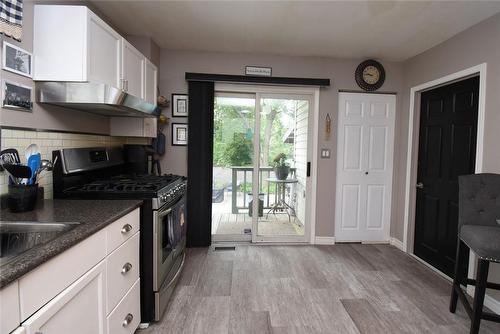 8 East 31St Street, Hamilton, ON - Indoor Photo Showing Kitchen