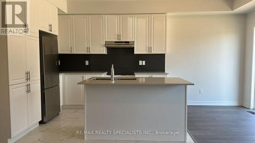 132 Sapphire Way, Thorold, ON - Indoor Photo Showing Kitchen