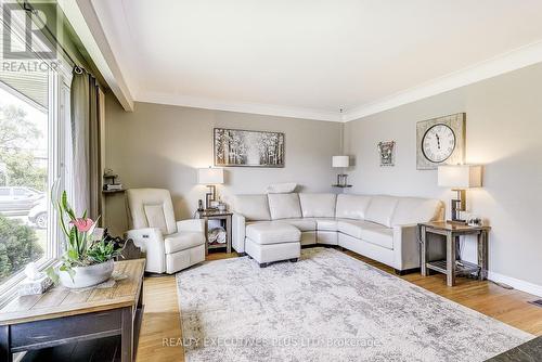 5304 Hodgson Avenue, Niagara Falls, ON - Indoor Photo Showing Living Room