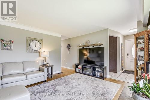 5304 Hodgson Avenue, Niagara Falls, ON - Indoor Photo Showing Living Room