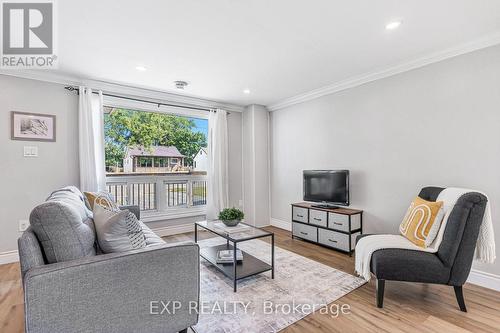 365 Victory Avenue, Welland, ON - Indoor Photo Showing Living Room