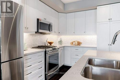 8 Pierre Trudeau Lane, Grimsby, ON - Indoor Photo Showing Kitchen With Double Sink With Upgraded Kitchen