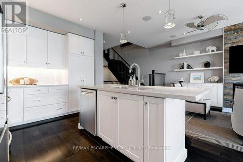 8 Pierre Trudeau Lane, Grimsby, ON - Indoor Photo Showing Kitchen With Upgraded Kitchen