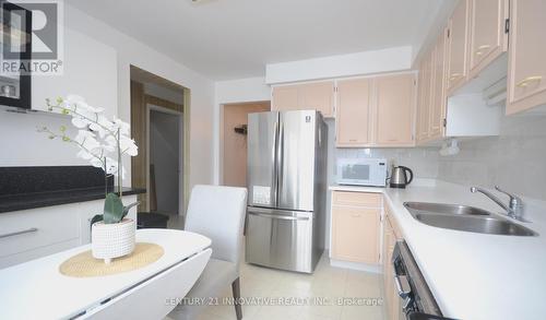 14 - 9 Candy Courtway, Toronto (Newtonbrook West), ON - Indoor Photo Showing Kitchen With Double Sink