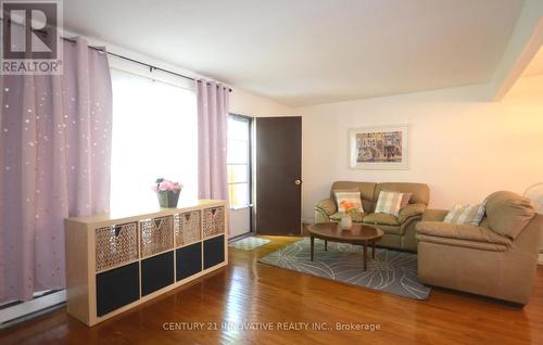 14 - 9 Candy Courtway, Toronto (Newtonbrook West), ON - Indoor Photo Showing Living Room