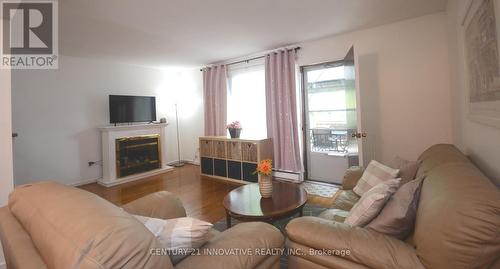 14 - 9 Candy Courtway, Toronto (Newtonbrook West), ON - Indoor Photo Showing Living Room With Fireplace