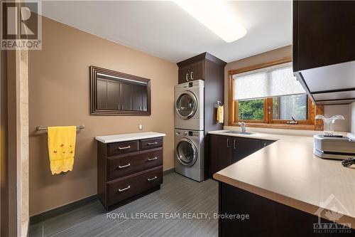 16 Jeremiah Place, Ottawa, ON - Indoor Photo Showing Laundry Room