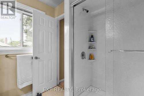 19 Peck Street, Barrie, ON - Indoor Photo Showing Bathroom