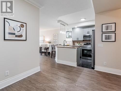 2224 - 5233 Dundas Street W, Toronto, ON - Indoor Photo Showing Kitchen