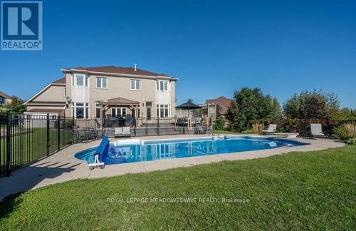 39 Leader Court, Erin, ON - Outdoor With In Ground Pool With Backyard