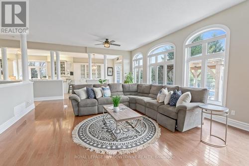 39 Leader Court, Erin, ON - Indoor Photo Showing Living Room