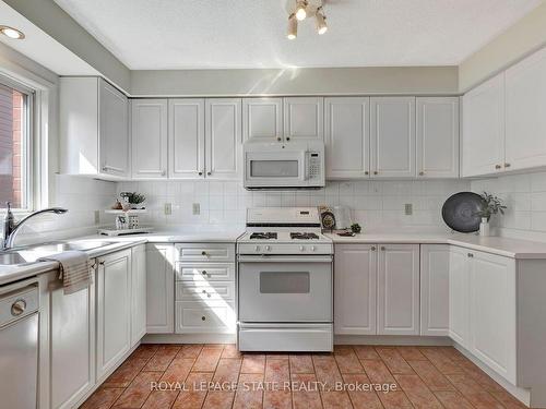 23-2120 Headon Rd, Burlington, ON - Indoor Photo Showing Kitchen With Double Sink