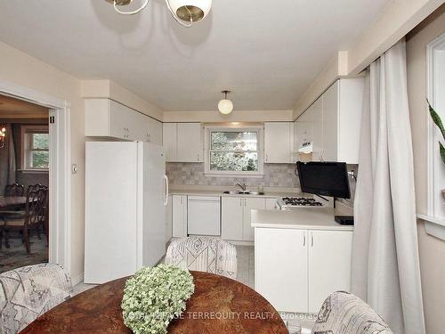 125 Elmcrest Rd, Toronto, ON - Indoor Photo Showing Kitchen With Double Sink