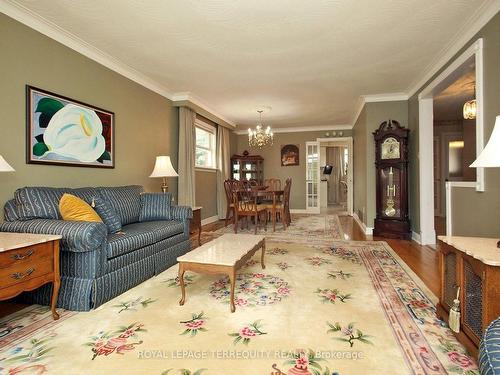 125 Elmcrest Rd, Toronto, ON - Indoor Photo Showing Living Room