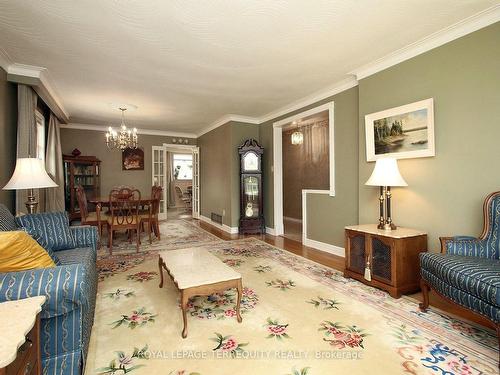 125 Elmcrest Rd, Toronto, ON - Indoor Photo Showing Living Room