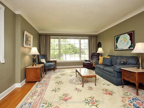 125 Elmcrest Rd, Toronto, ON - Indoor Photo Showing Living Room