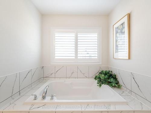 526 Barker Pkwy, Thorold, ON - Indoor Photo Showing Bathroom