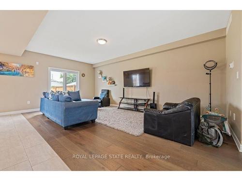 B-16 Prospect Ave, St. Catharines, ON - Indoor Photo Showing Living Room