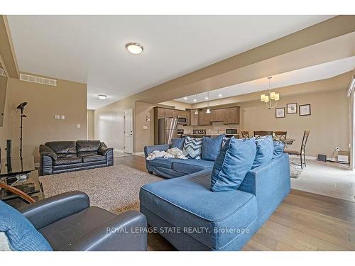 B-16 Prospect Ave, St. Catharines, ON - Indoor Photo Showing Living Room