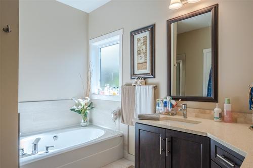 150-1675 Penticton Avenue, Penticton, BC - Indoor Photo Showing Bathroom