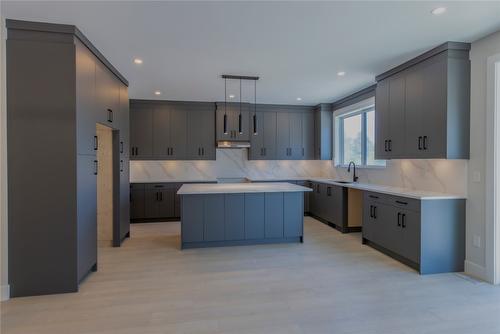 1675 Harbour View Crescent, West Kelowna, BC - Indoor Photo Showing Kitchen