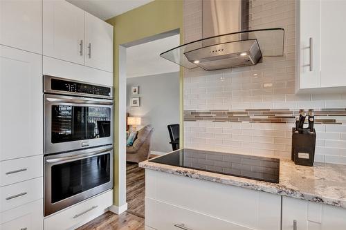 1715 Sonora Drive, Kelowna, BC - Indoor Photo Showing Kitchen With Upgraded Kitchen