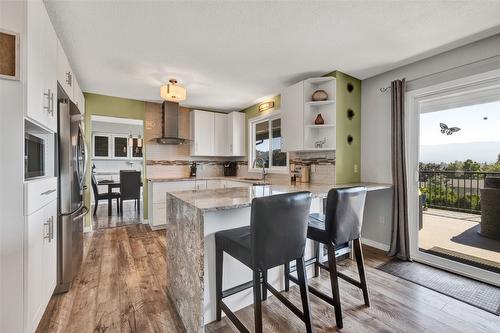 1715 Sonora Drive, Kelowna, BC - Indoor Photo Showing Kitchen