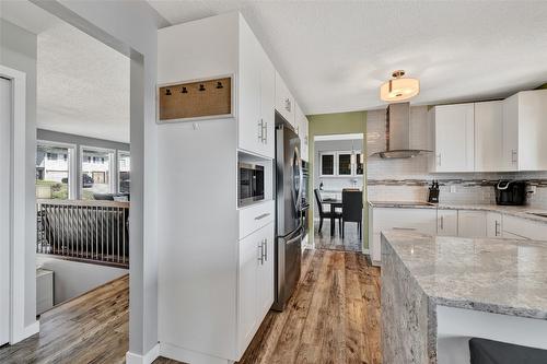 1715 Sonora Drive, Kelowna, BC - Indoor Photo Showing Kitchen