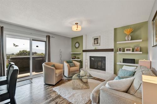 1715 Sonora Drive, Kelowna, BC - Indoor Photo Showing Living Room With Fireplace