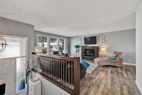 1715 Sonora Drive, Kelowna, BC - Indoor Photo Showing Living Room With Fireplace