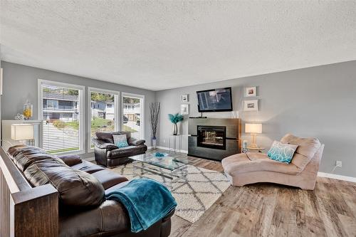 1715 Sonora Drive, Kelowna, BC - Indoor Photo Showing Living Room With Fireplace