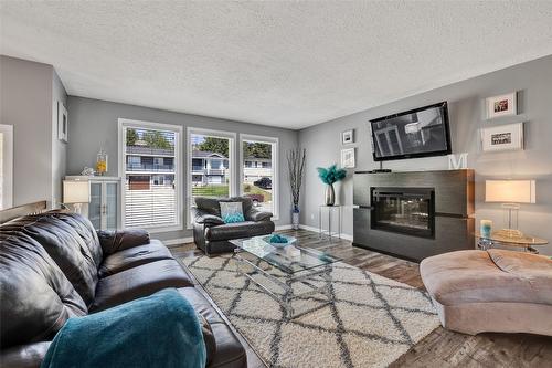 1715 Sonora Drive, Kelowna, BC - Indoor Photo Showing Living Room With Fireplace