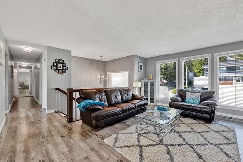 1715 Sonora Drive, Kelowna, BC - Indoor Photo Showing Living Room