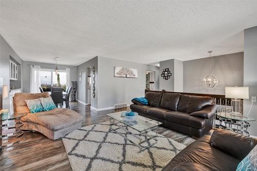 1715 Sonora Drive, Kelowna, BC - Indoor Photo Showing Living Room