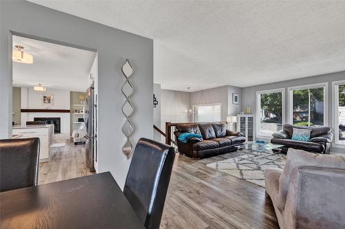 1715 Sonora Drive, Kelowna, BC - Indoor Photo Showing Living Room