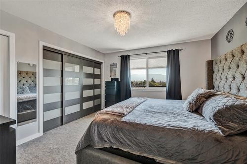 1715 Sonora Drive, Kelowna, BC - Indoor Photo Showing Bedroom