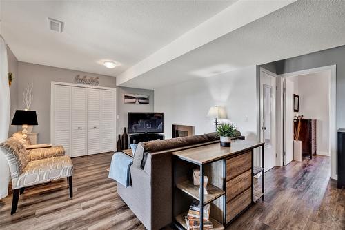 1715 Sonora Drive, Kelowna, BC - Indoor Photo Showing Living Room With Fireplace