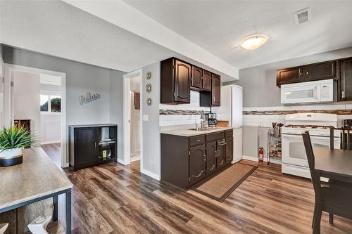 1715 Sonora Drive, Kelowna, BC - Indoor Photo Showing Kitchen