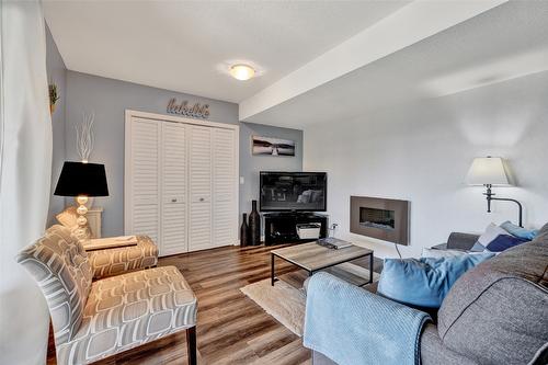 1715 Sonora Drive, Kelowna, BC - Indoor Photo Showing Living Room With Fireplace