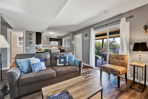 1715 Sonora Drive, Kelowna, BC - Indoor Photo Showing Living Room