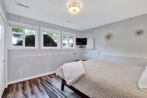 1715 Sonora Drive, Kelowna, BC - Indoor Photo Showing Bedroom