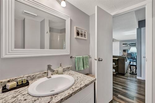 1715 Sonora Drive, Kelowna, BC - Indoor Photo Showing Bathroom