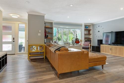 677 Drummond Court, Kelowna, BC - Indoor Photo Showing Living Room