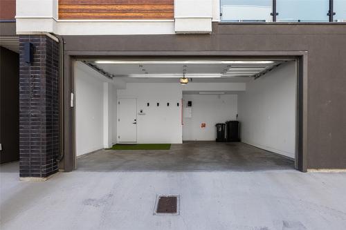 338-610 Academy Way, Kelowna, BC - Indoor Photo Showing Garage