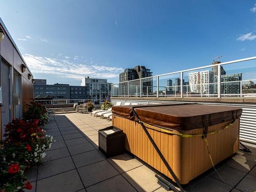 Hot tub - 301-711 Rue De La Commune O., Montréal (Ville-Marie), QC - Outdoor With Balcony With Exterior