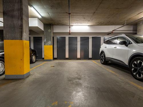 Garage - 301-711 Rue De La Commune O., Montréal (Ville-Marie), QC - Indoor Photo Showing Garage