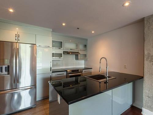 Kitchen - 301-711 Rue De La Commune O., Montréal (Ville-Marie), QC - Indoor Photo Showing Kitchen With Upgraded Kitchen