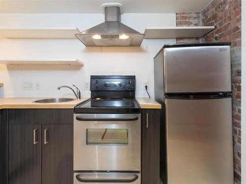 208-562 Yates St, Victoria, BC - Indoor Photo Showing Kitchen