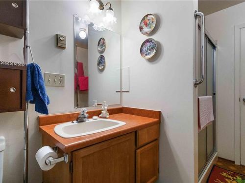 1268 Carnsew St, Victoria, BC - Indoor Photo Showing Bathroom